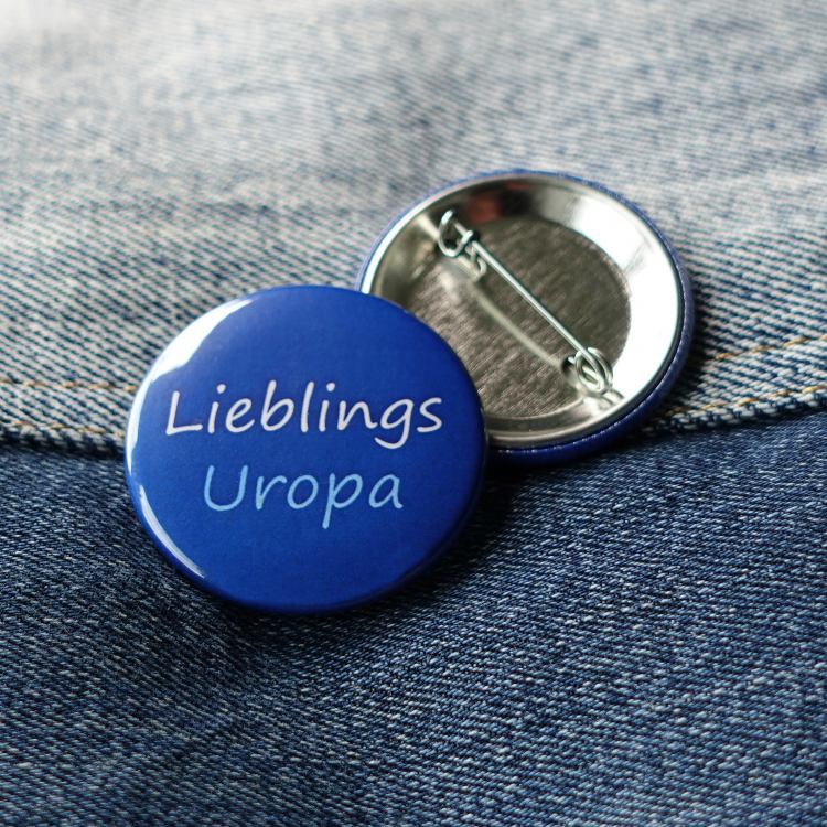 Ansteckbutton Lieblingsuropa auf Jeans mit Rückseite