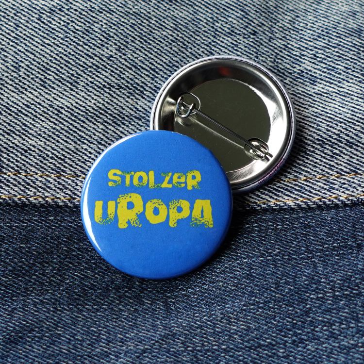 Ansteckbutton stolzer Uropa auf Jeans mit Rückseite