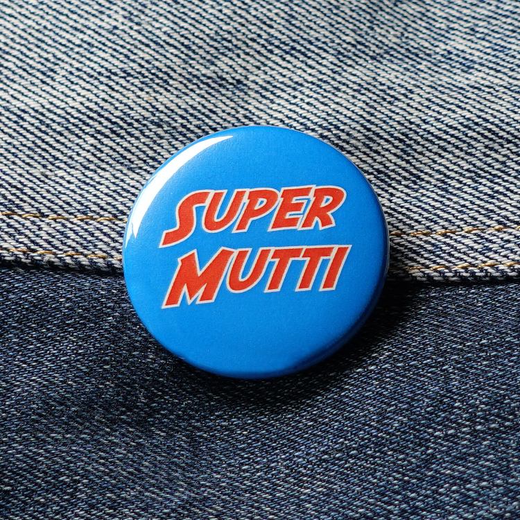 Ansteckbutton Supermutti auf Jeans