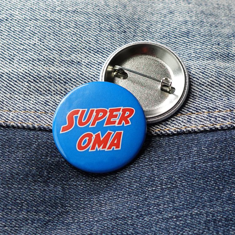 Ansteckbutton Super Oma auf Jeans mit Rückseite