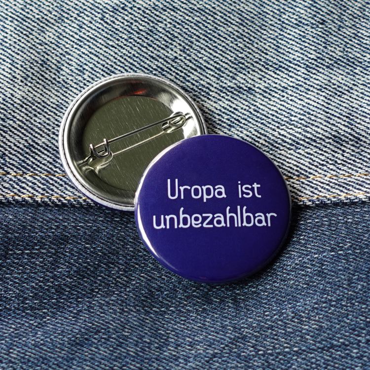 Ansteckbutton Uropa ist unbezahlbar auf Jeans mit Rückseite