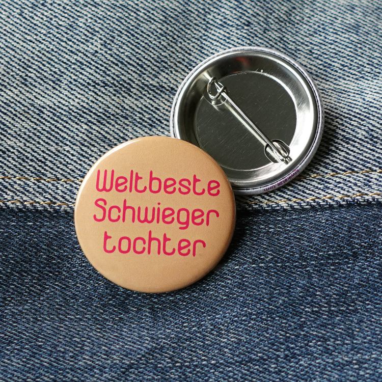 Ansteckbutton Weltbeste Schwiegertochter auf Jeans mit Rückseite