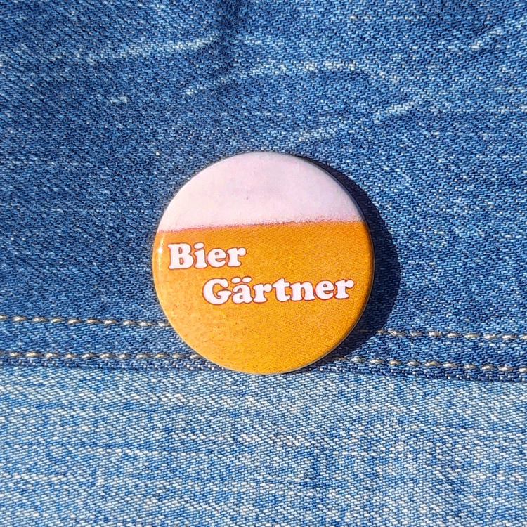 Ansteckbutton Biergärtner auf Jeans