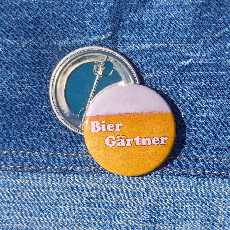 Ansteckbutton Biergärtner auf Jeans it Rückseite