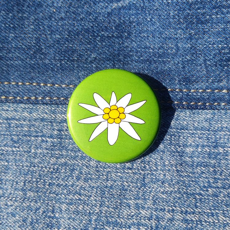 Ansteckbutton Edelweiß auf Jeans