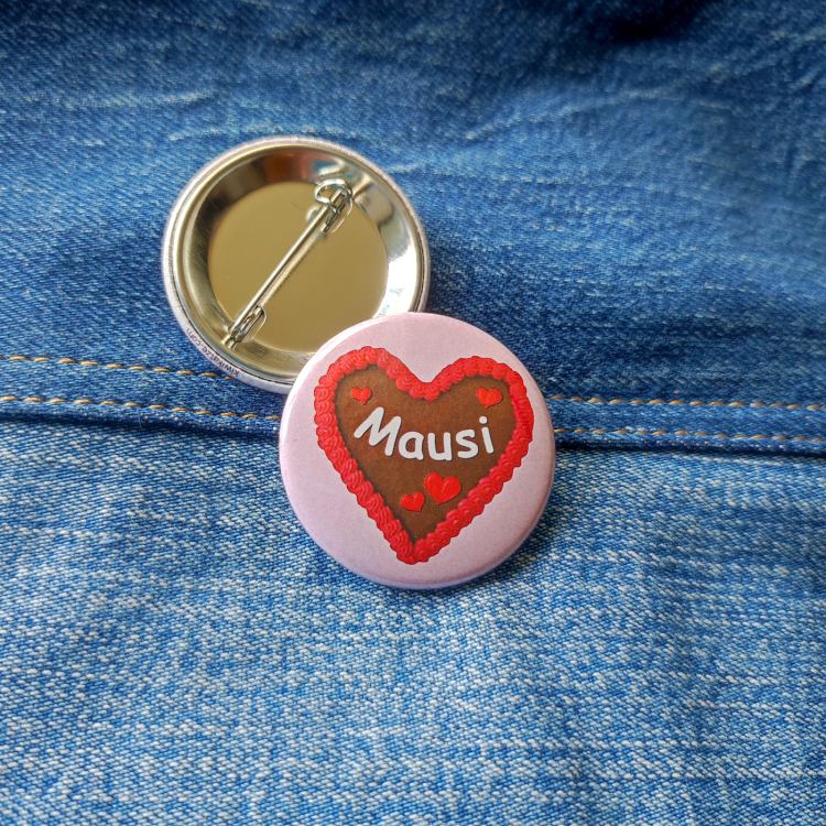 Ansteckbutton Mausi Lebkuchenherz auf Jeans mit Rückseite