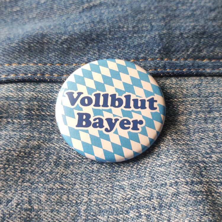 Ansteckbutton Vollblut Bayer auf Jeans