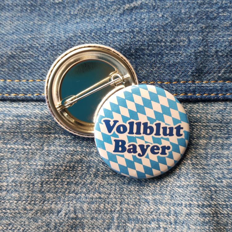 Ansteckbutton Vollblut Bayer auf Jeans mit Rückseite