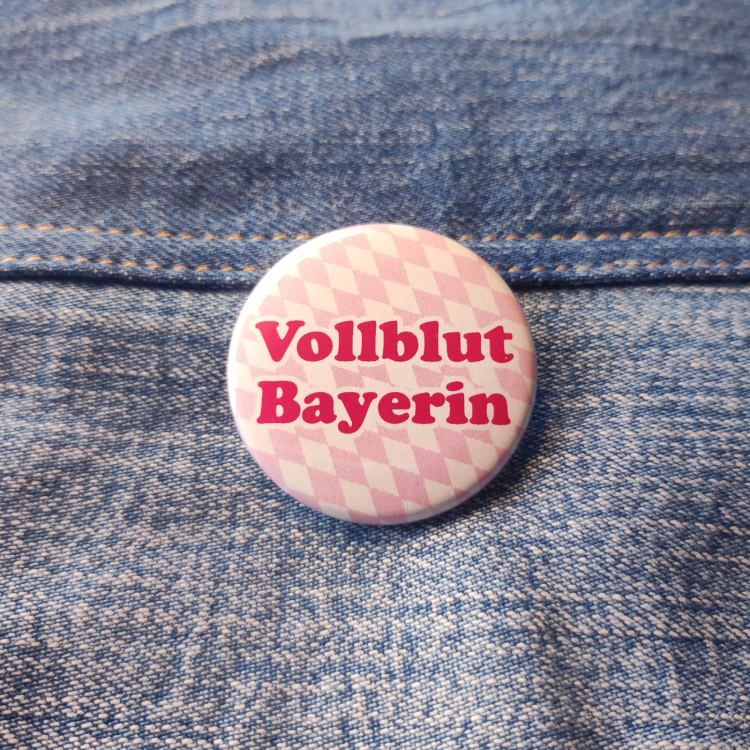 Ansteckbutton Vollblut Bayerin auf Jeans