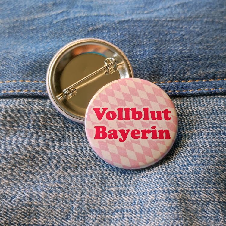 Ansteckbutton Vollblut Bayerin auf Jeans mit Rückseite