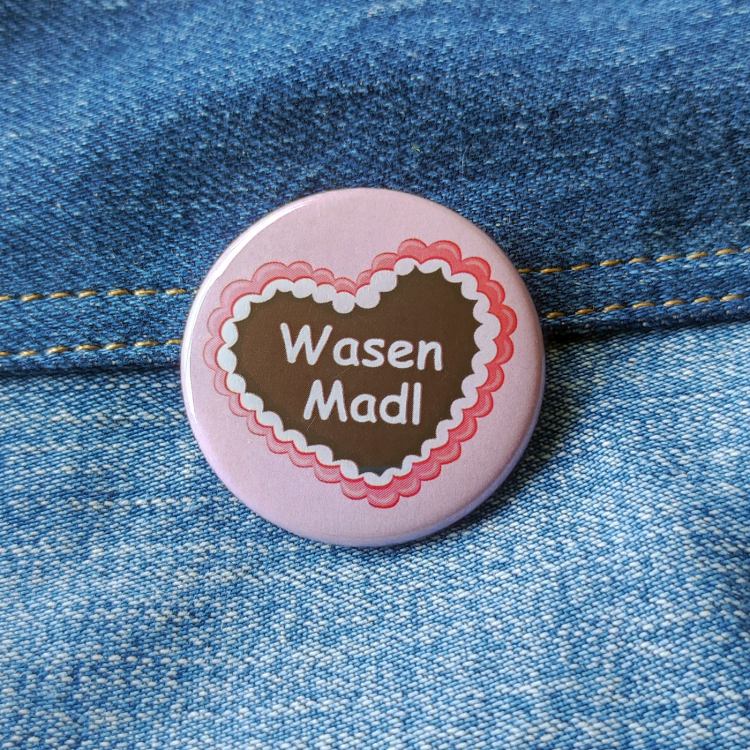 Ansteckbutton Wasen Madl auf Jeans