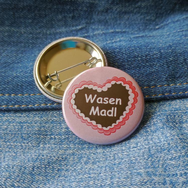 Ansteckbutton Wasen Madl auf Jeans mit Rückseite