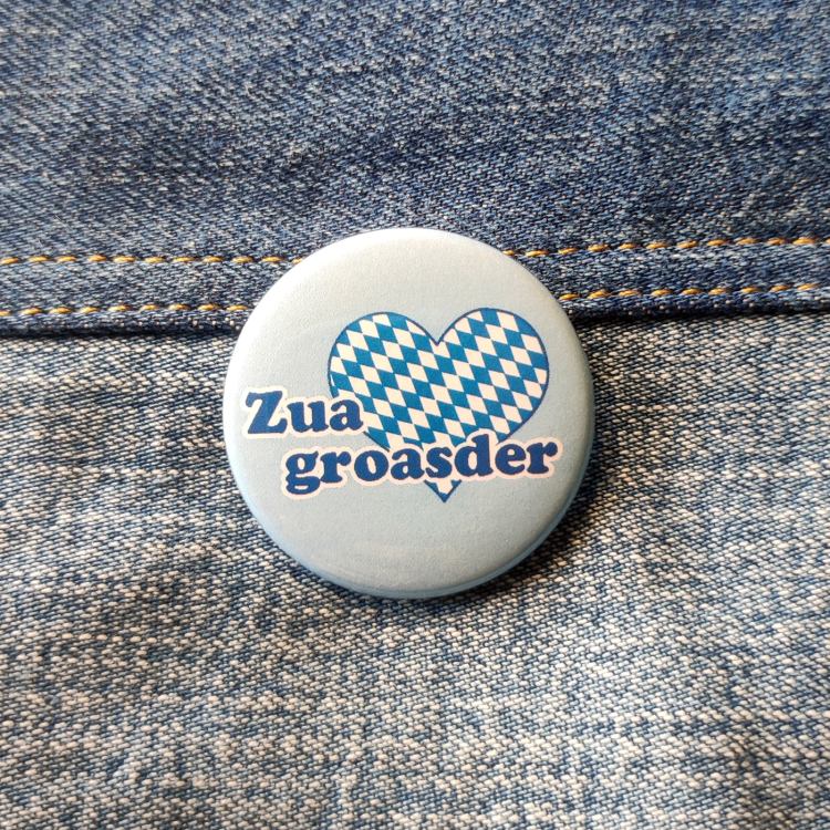 Ansteckbutton Zuagroasder auf Jeans