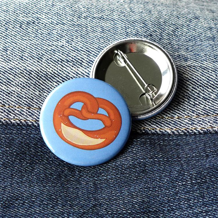 Ansteckbutton Brezel auf Jeans mit Rückseite