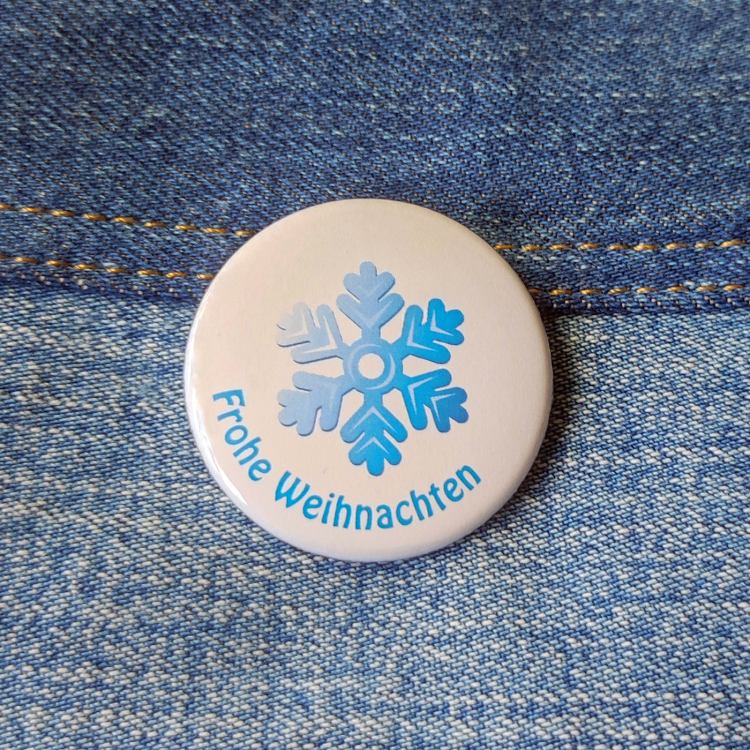 Ansteckbutton Schneeflocke /  Frohe Weihnachten auf Jeans